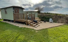 Oakley View Shepherds Hut With Hot Tub